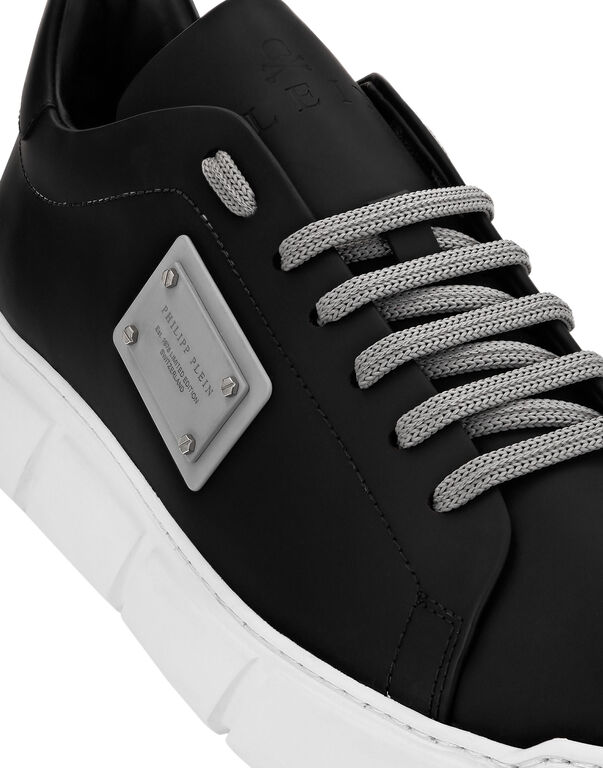 Lo-Top Sneakers Istitutional