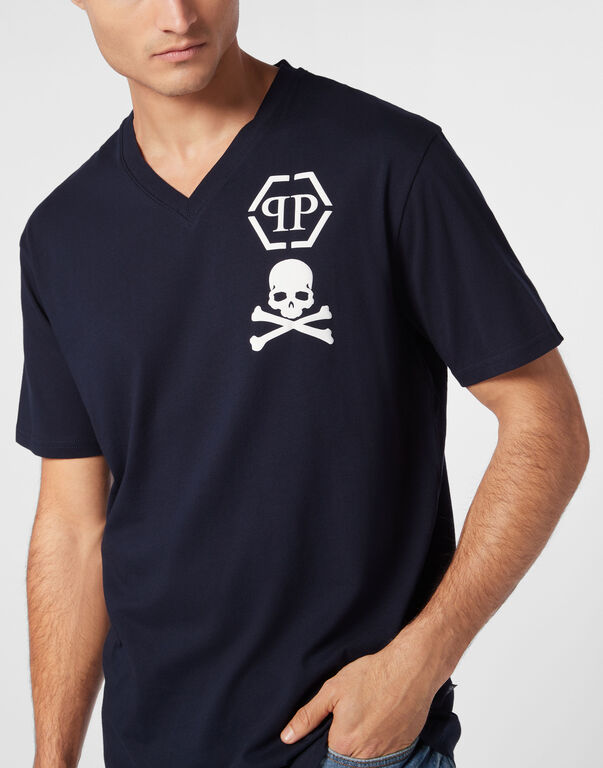 V-Neck T-Shirt Logo Skull