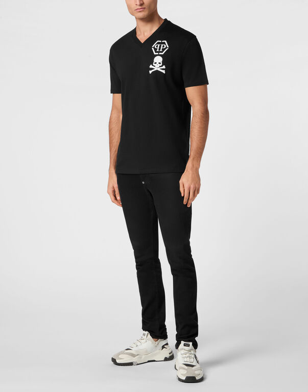 V-Neck T-Shirt Logo Skull