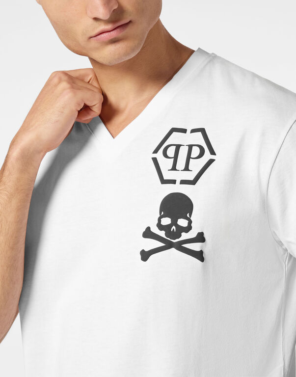 V-Neck T-Shirt Logo Skull