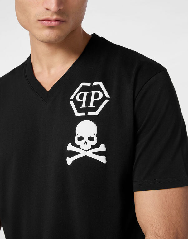 V-Neck T-Shirt Logo Skull