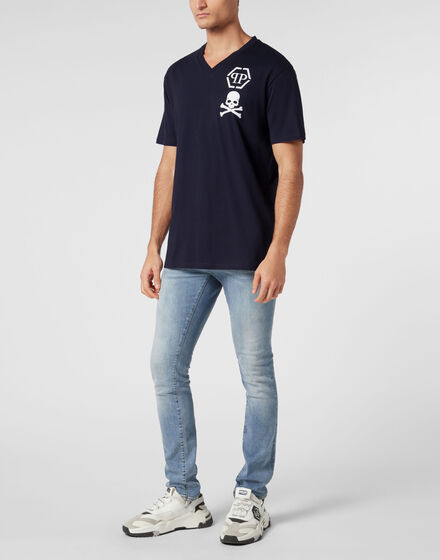 V-Neck T-Shirt Logo Skull